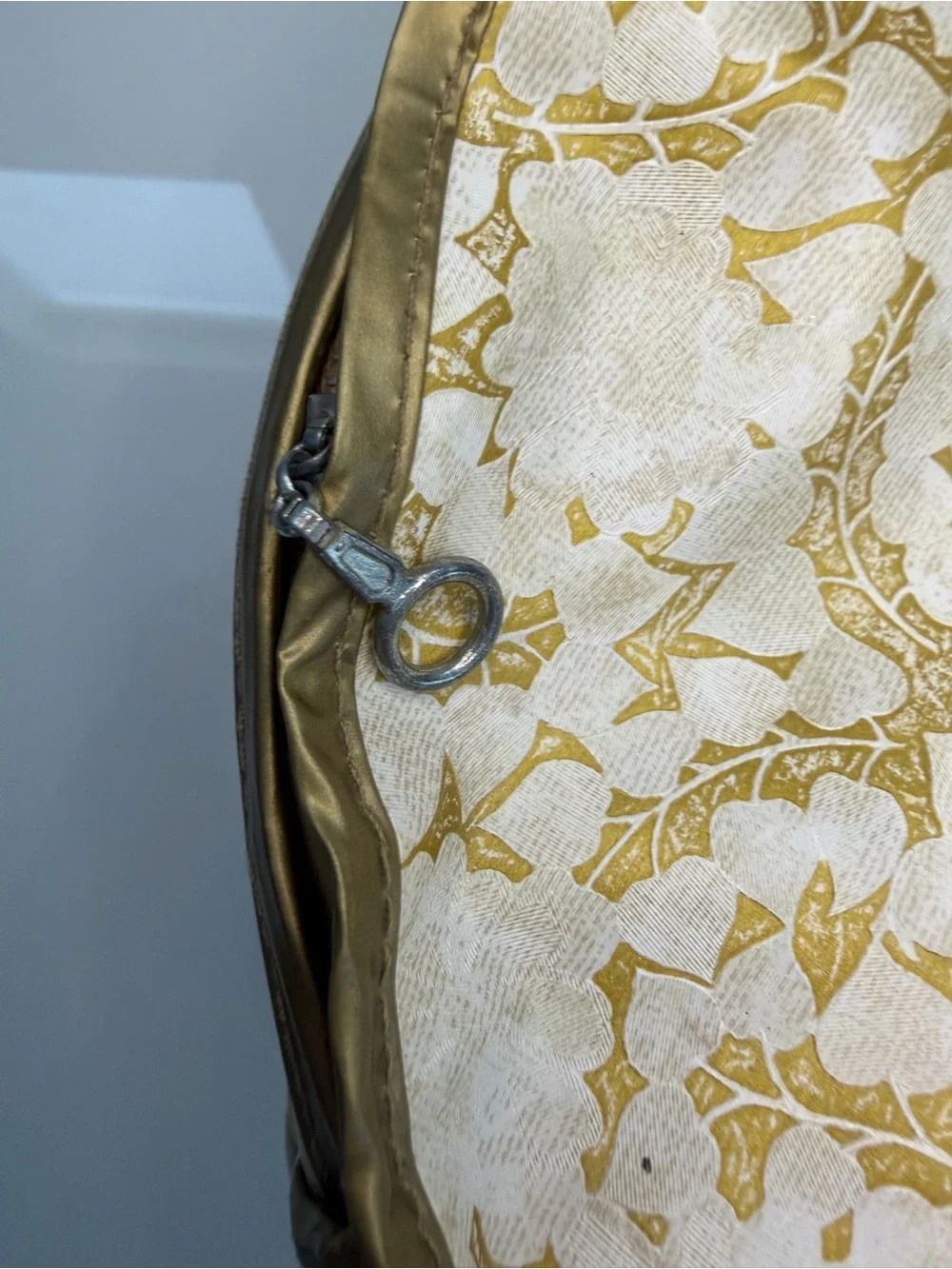 Vintage vinyl quilted fabric zippered china storage bag